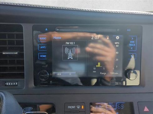 Used 2015 Toyota Sienna XLE image 11