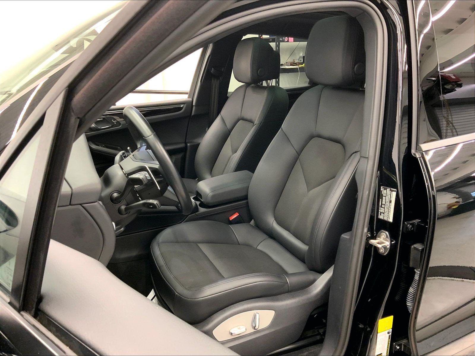 Certified 2023 Porsche Macan AWD/4WD image 5