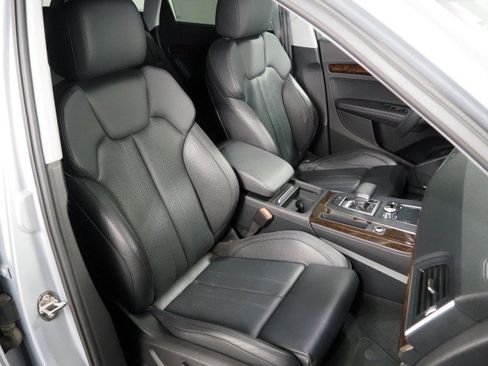 Used 2020 Audi Q5 Premium Plus w/ Premium Plus Package image 2