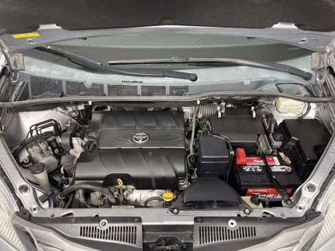 Used 2013 Toyota Sienna XLE image 36