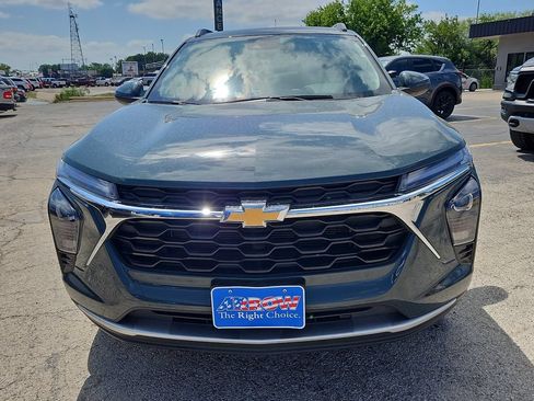 Used 2025 Chevrolet Trax LT w/ LT Convenience Package FWD image 3