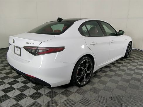 Used 2024 Alfa Romeo Giulia Veloce image 5