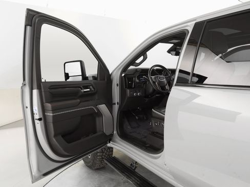 Used 2025 GMC Sierra 2500 AT4X image 12