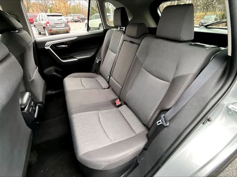 Used 2022 Toyota RAV4 XLE image 19