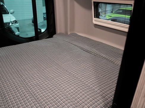 Used 2021 Mercedes-Benz Sprinter 2500 image 51