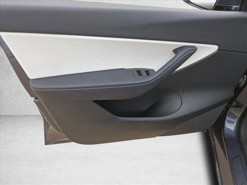 Used 2022 Tesla Model Y Long Range image 15