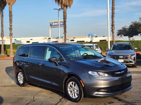 Used 2023 Chrysler Voyager LX image 25