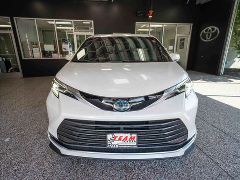 Used 2025 Toyota Sienna Platinum AWD/4WD image 6