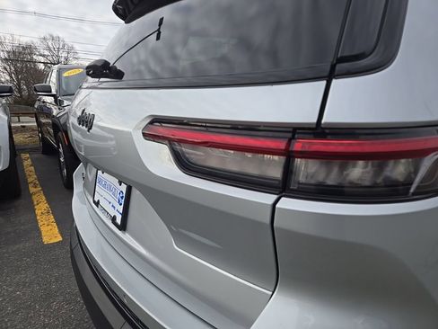 Certified 2023 Jeep Grand Cherokee L Laredo image 8