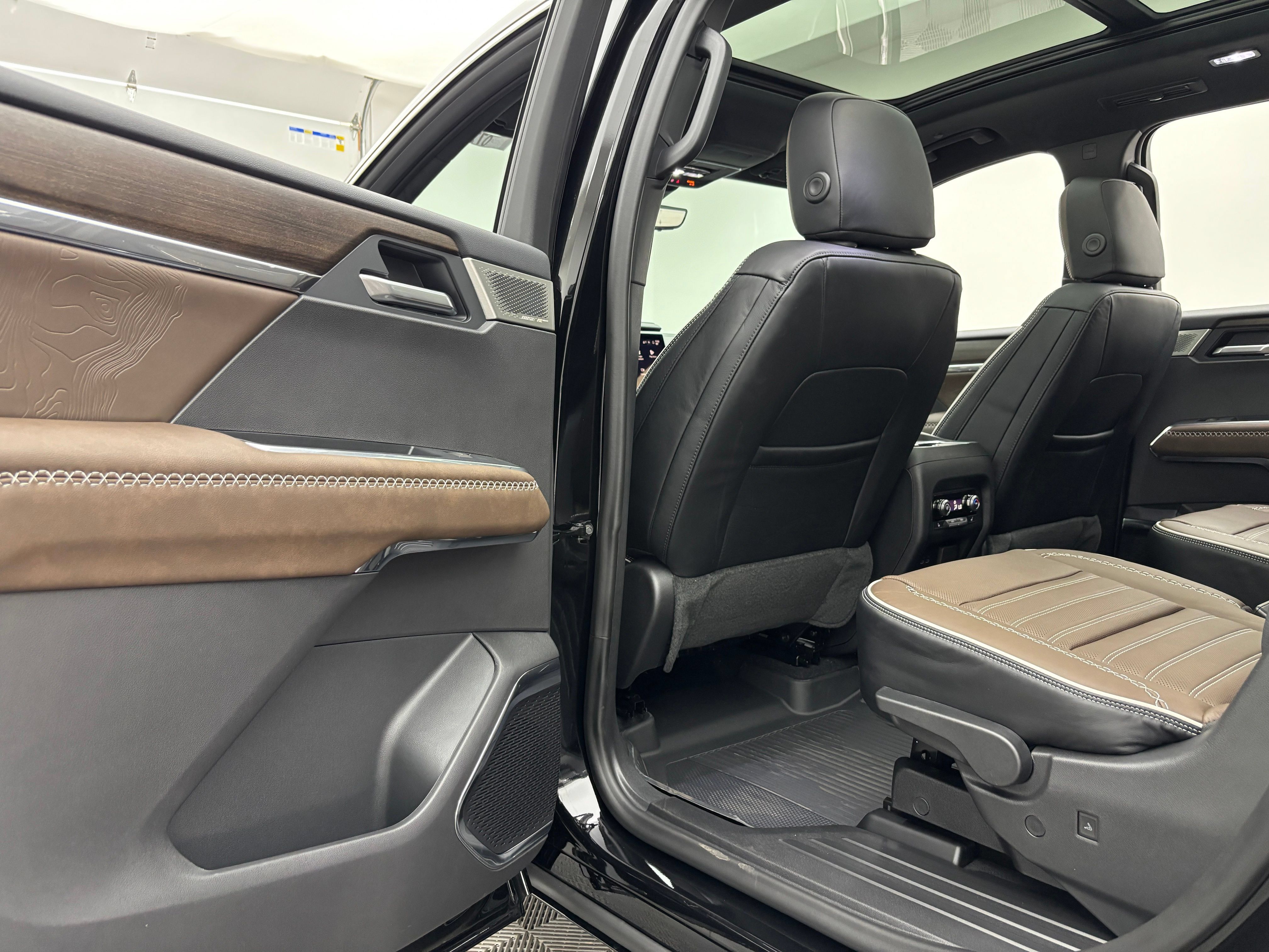 New 2026 GMC Acadia Denali Ultimate w/ LPO, Floor Liner Package AWD/4WD image 47