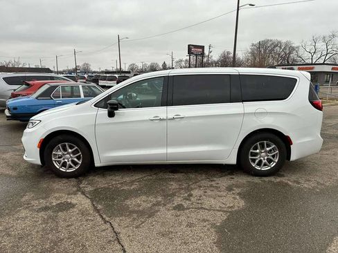 Used 2026 Chrysler Pacifica Select image 5