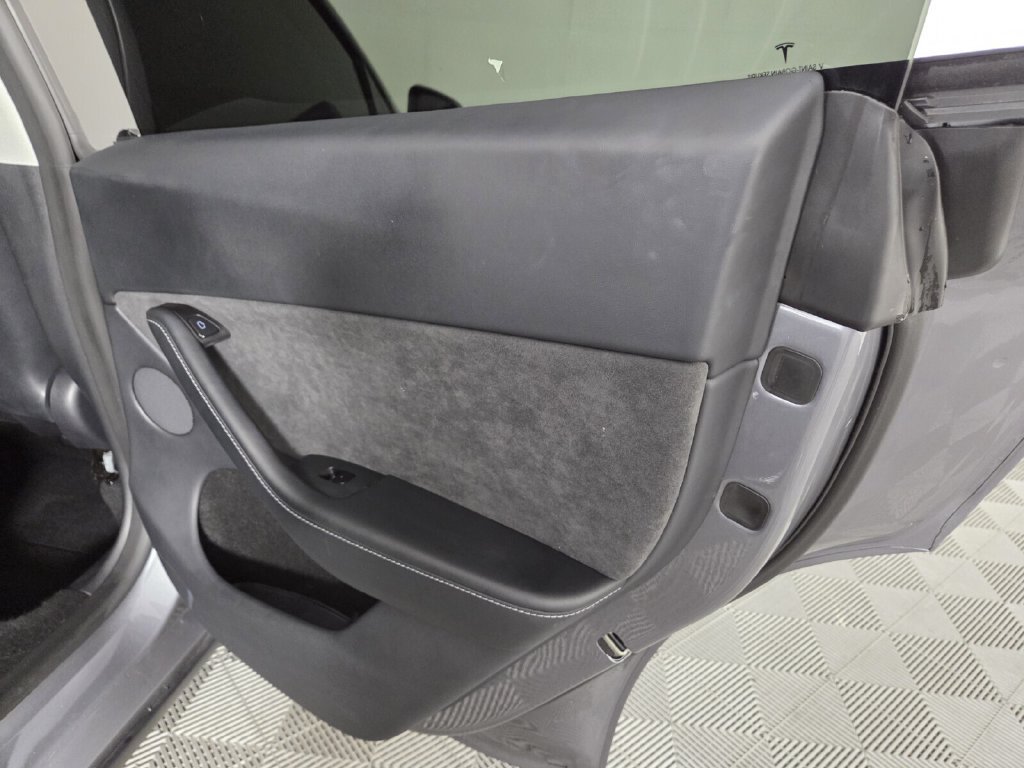Used 2025 Tesla Model Y Long Range AWD/4WD image 28