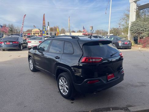 Used 2017 Jeep Cherokee Sport image 4