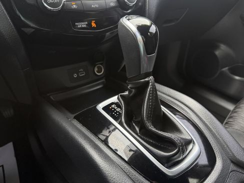 Used 2018 Nissan Rogue SV w/ Premium Package FWD image 17