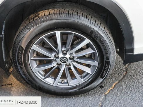 Used 2019 Toyota Highlander XLE w/ Carpet Mat Package (TMS) image 9