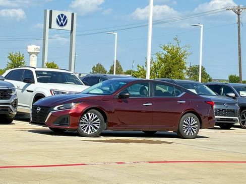 Used 2024 Nissan Altima 2.5 SV FWD image 1