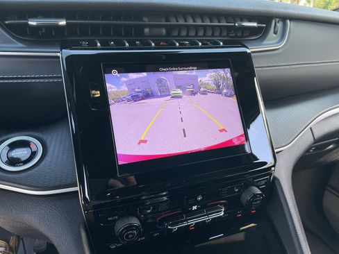 Used 2024 Jeep Grand Cherokee Altitude image 33