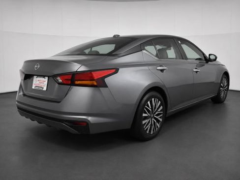 Used 2025 Nissan Altima 2.5 SV FWD image 4