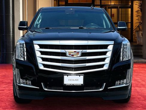 Used 2019 Cadillac Escalade Premium Luxury RWD image 3
