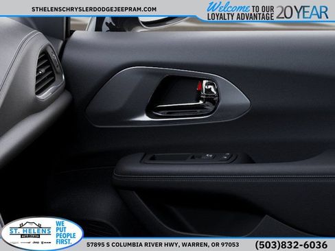 New 2027 Chrysler Pacifica Select FWD image 28