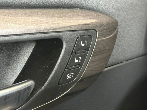 Used 2021 Toyota Highlander Limited AWD/4WD image 25