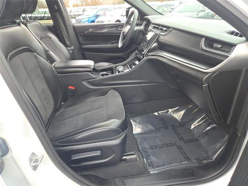 Certified 2023 Jeep Grand Cherokee L Laredo image 8