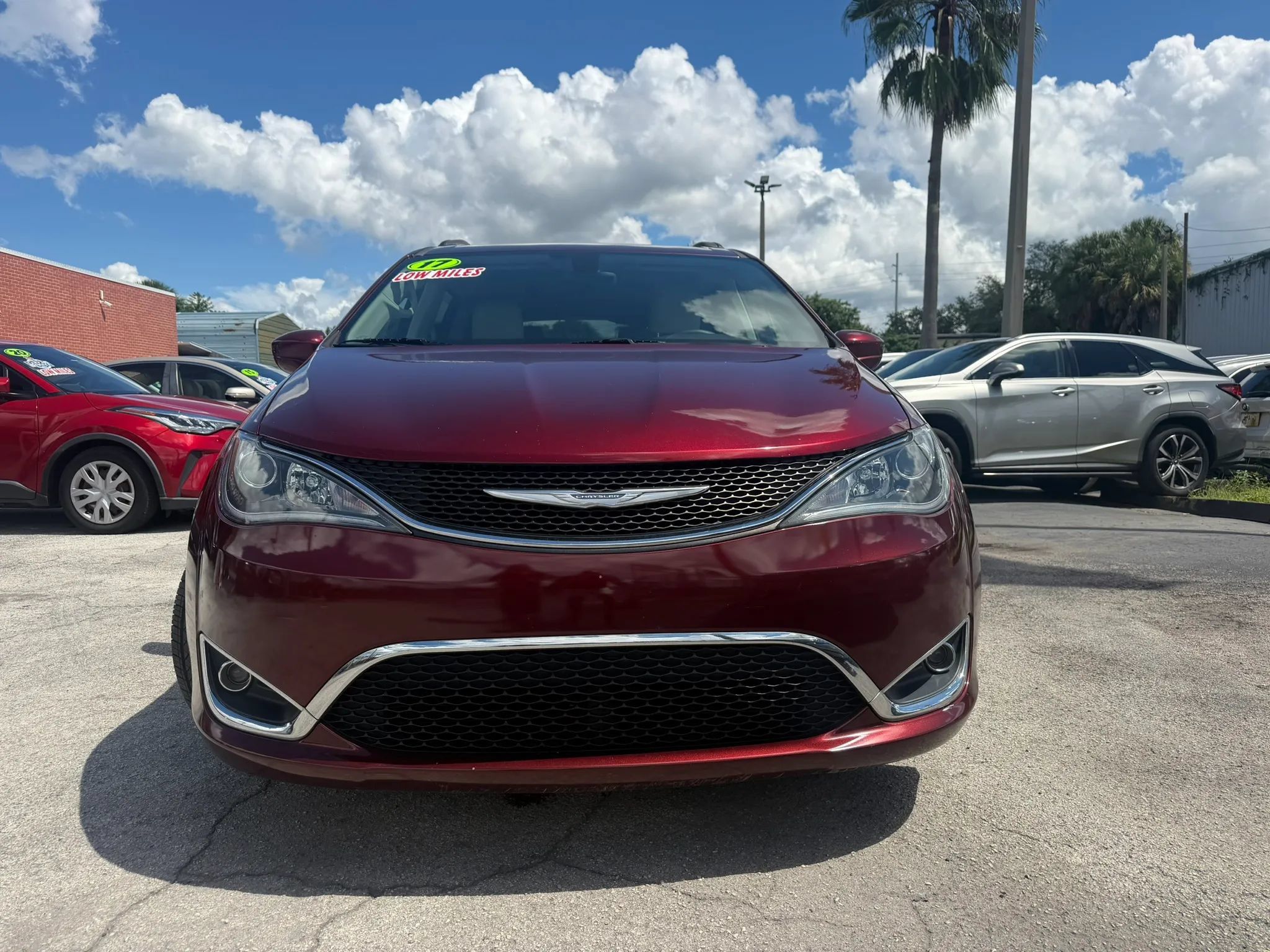 Used 2017 Chrysler Pacifica Touring-L w/ Tire & Wheel Group FWD image 2