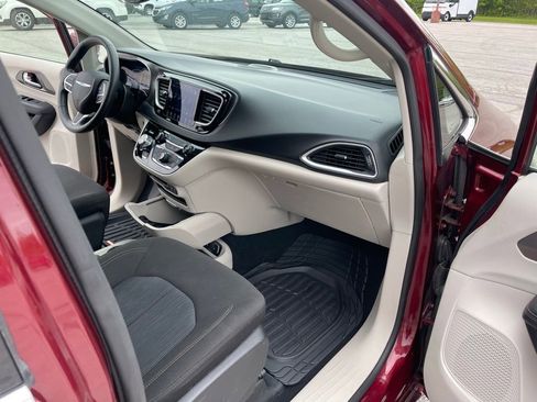 Used 2020 Chrysler Pacifica Touring FWD image 16