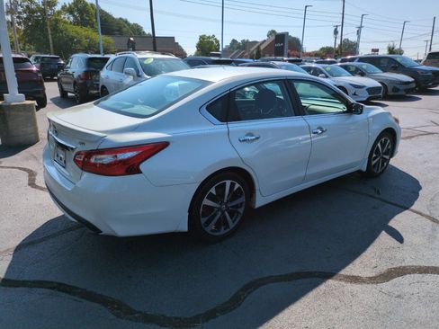 Used 2016 Nissan Altima 2.5 SR w/ LED Appearance Package FWD image 7