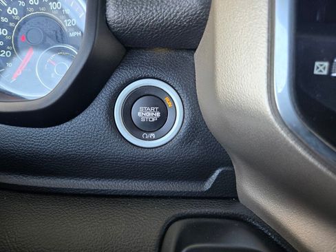Used 2019 RAM 1500 Laramie AWD/4WD image 18