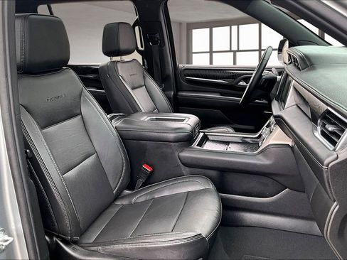 Used 2024 GMC Yukon XL Denali RWD image 30