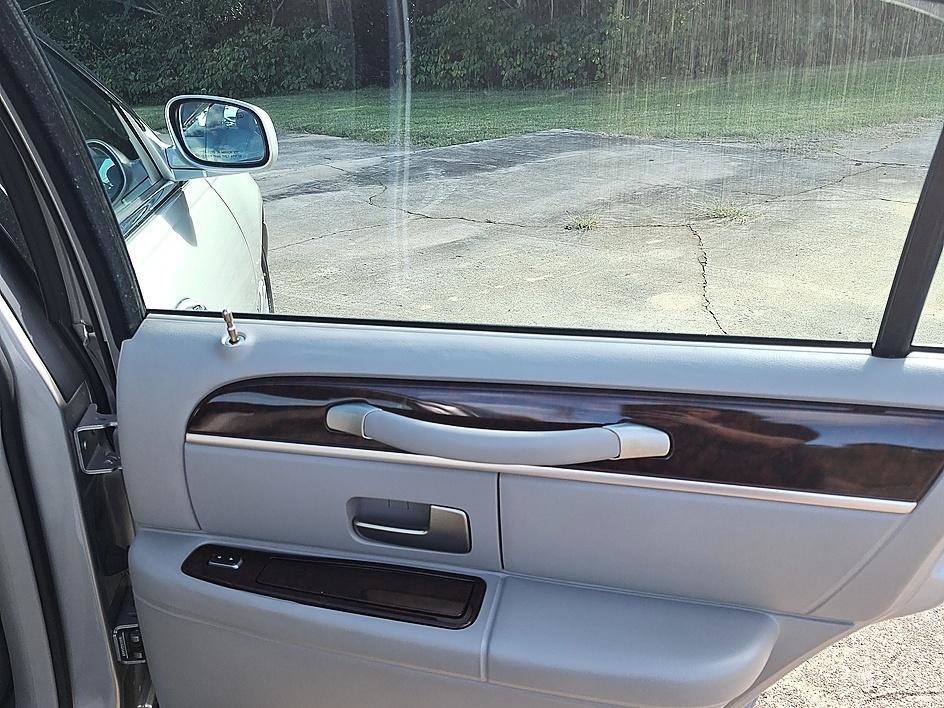 Used 2007 Lincoln Town Car Signature RWD image 25