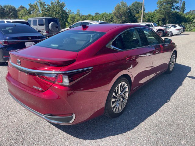 Used 2021 Lexus ES 300h Ultra Luxury w/ Accessory Package 2 FWD image 2