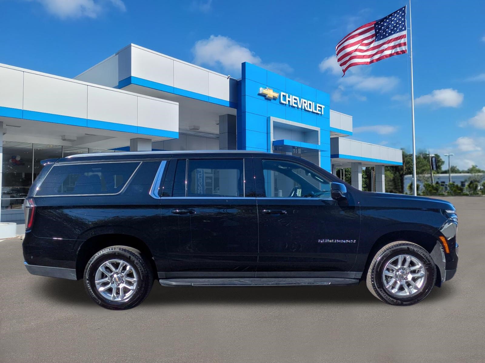 Used 2026 Chevrolet Suburban LT w/ Comfort Package AWD/4WD image 2