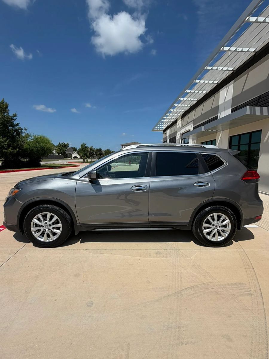 Used 2017 Nissan Rogue SV w/ SV Premium Package FWD image 2