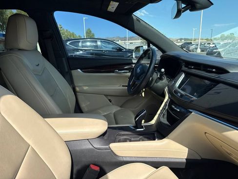 Used 2017 Cadillac XT5 Luxury FWD image 6