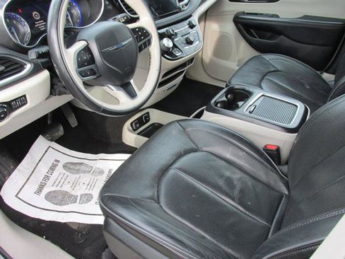 Used 2020 Chrysler Pacifica Limited image 9