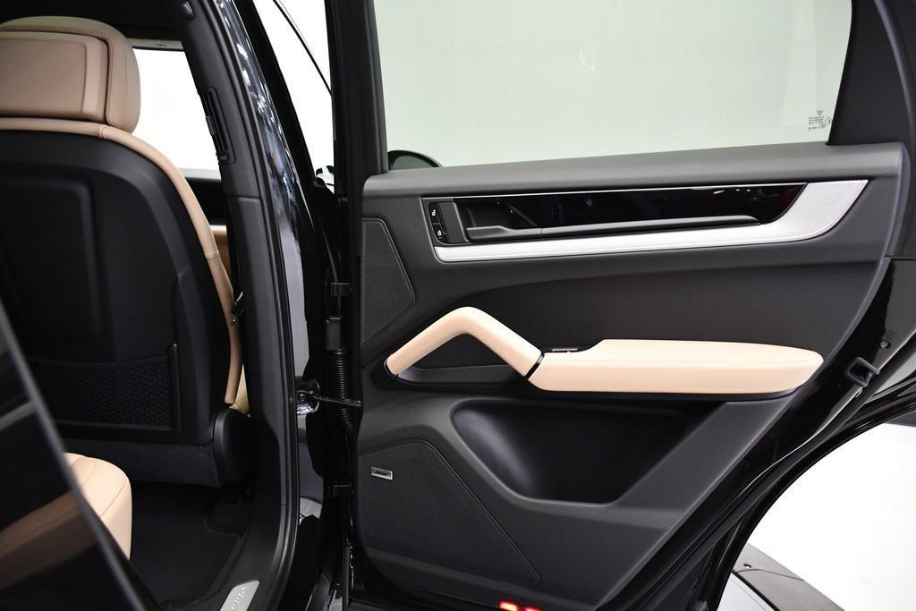 Certified 2025 Porsche Cayenne E-Hybrid Coupe AWD/4WD image 54