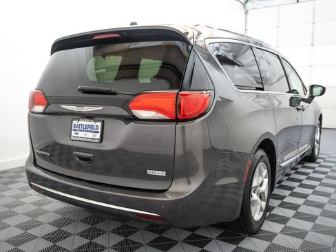 Used 2017 Chrysler Pacifica Touring-L Plus w/ Tire & Wheel Group FWD image 5