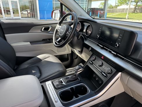 Used 2024 Kia Carnival LX FWD image 42