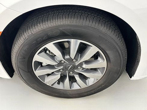 Used 2023 Chrysler Pacifica Touring-L image 11