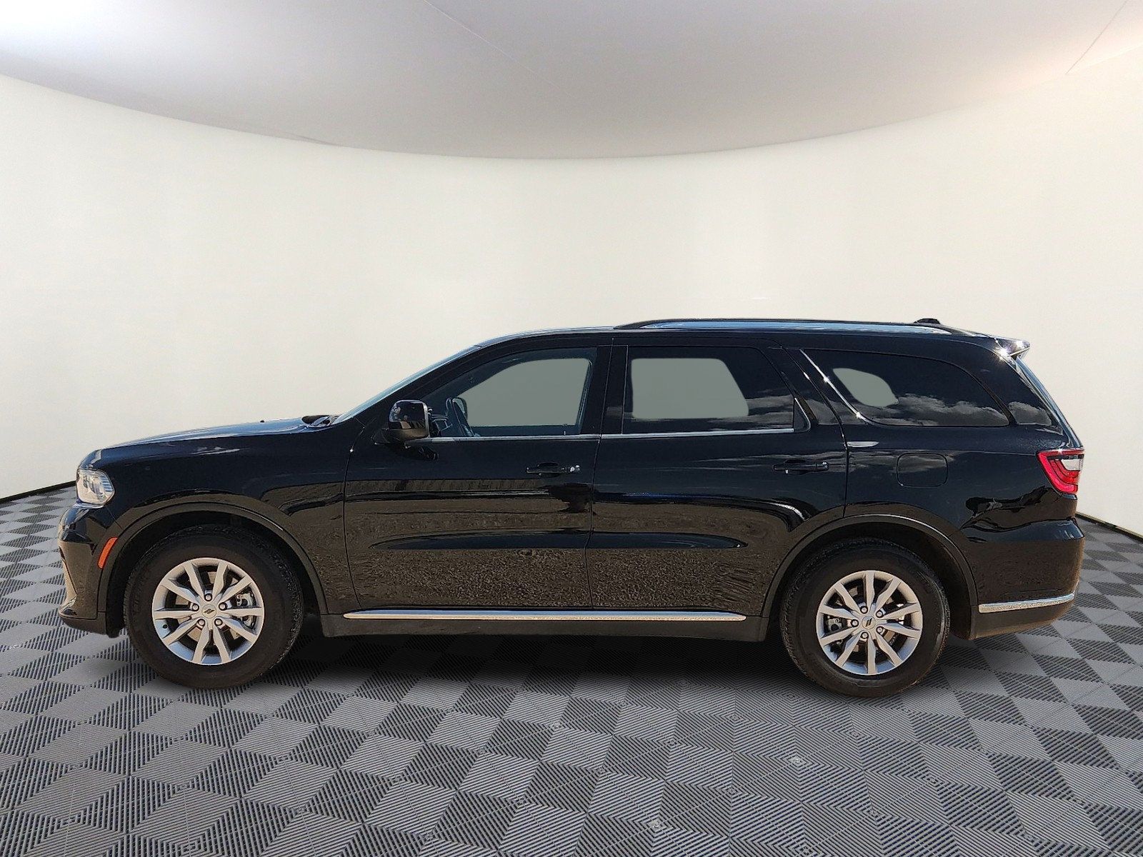 Used 2024 Dodge Durango SXT w/ 3rd Row Seating Group RWD image 2
