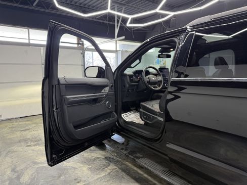 Used 2023 Ford Expedition Max Limited image 9
