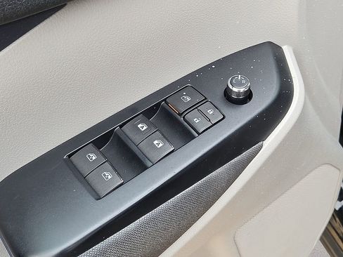 Used 2019 Toyota Highlander LE FWD image 20