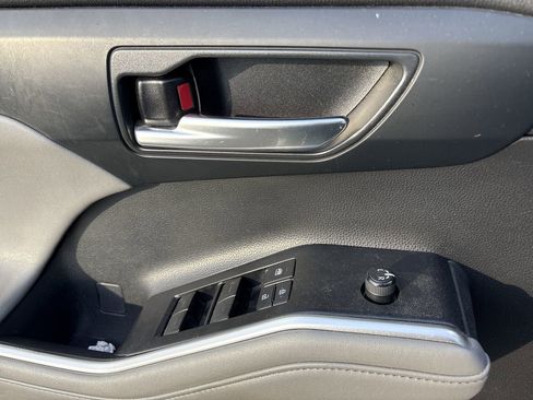 Used 2021 Toyota Highlander XLE image 11