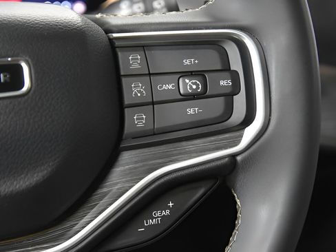 Used 2023 Jeep Wagoneer L Series II RWD image 22