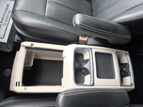 Used 2015 Chrysler Town & Country Touring w/ Driver Convenience Group FWD image 16