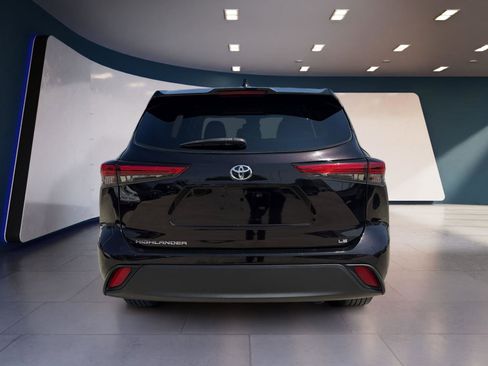 Used 2021 Toyota Highlander LE image 4