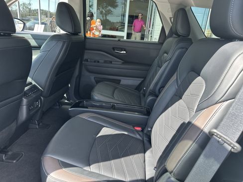 Used 2023 Nissan Pathfinder Platinum image 12