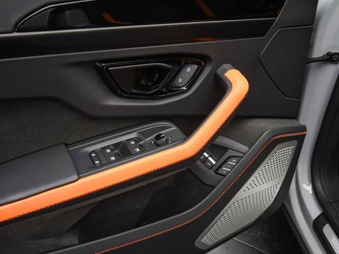 Used 2025 Lamborghini Urus SE image 46